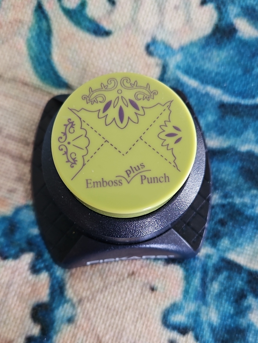 Fiskars Emboss Plus Punch Decorative Paper Punch